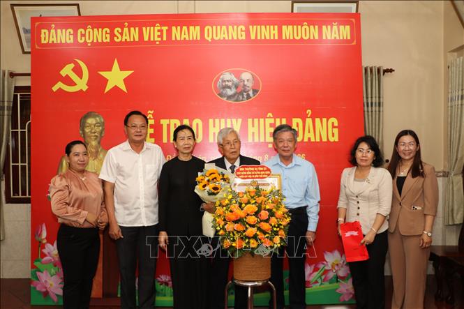 Lãnh đạo Tỉnh ủy Đồng Tháp trao Huy hiệu 55 năm tuổi Đảng cho ông Huỳnh Minh Đoàn, nguyên Ủy viên Trung ương Đảng, nguyên Phó trưởng Ban Chỉ đạo Tây Nam Bộ. Ảnh: Hồng Thái - TTXVN 