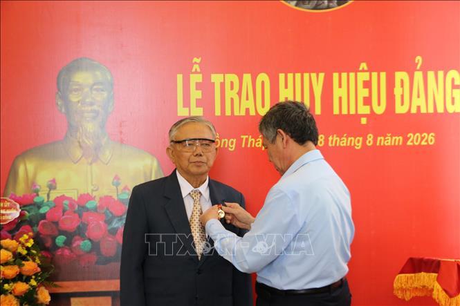 Lãnh đạo Tỉnh ủy Đồng Tháp trao Huy hiệu 65 năm tuổi Đảng cho ông Võ Hồng Nhân, nguyên Ủy viên Trung ương Đảng, nguyên Phó trưởng Ban Tư tưởng - Văn hoá Trung ương. Ảnh: Hồng Thái - TTXVN 