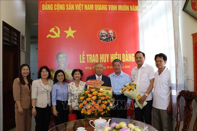 Lãnh đạo Tỉnh ủy Đồng Tháp trao Huy hiệu 65 năm tuổi Đảng cho ông Võ Hồng Nhân, nguyên Ủy viên Trung ương Đảng, nguyên Phó trưởng Ban Tư tưởng - Văn hoá Trung ương. Ảnh: Hồng Thái - TTXVN 