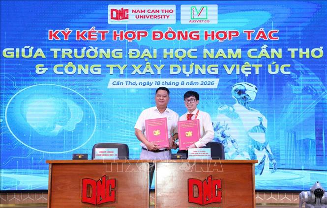 Ký kết hợp tác giữa trường Đại học Nam Cần Thơ với Công ty Xây dựng Việt Úc. Ảnh: Ánh Tuyết - TTXVN