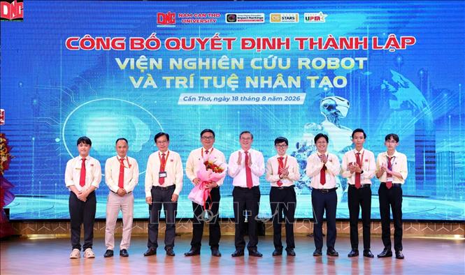 Ra mắt Ban lãnh đạo Viện Nghiên cứu robot và Trí tuệ nhân tạo. Ảnh: Ánh Tuyết - TTXVN