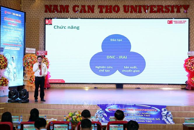 Giáo sư, Tiến sĩ Nguyễn Chí Ngôn - Giám đốc Viện Nghiên cứu robot và Trí tuệ nhân tạo giới thiệu mô hình hoạt động của Viện. Ảnh: Ánh Tuyết - TTXVN