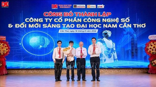 Ra mắt ban lãnh đạo Công ty Cổ phần Công nghệ số và Đổi mới sáng tạo Đại học Nam Cần Thơ. Ảnh: Ánh Tuyết - TTXVN