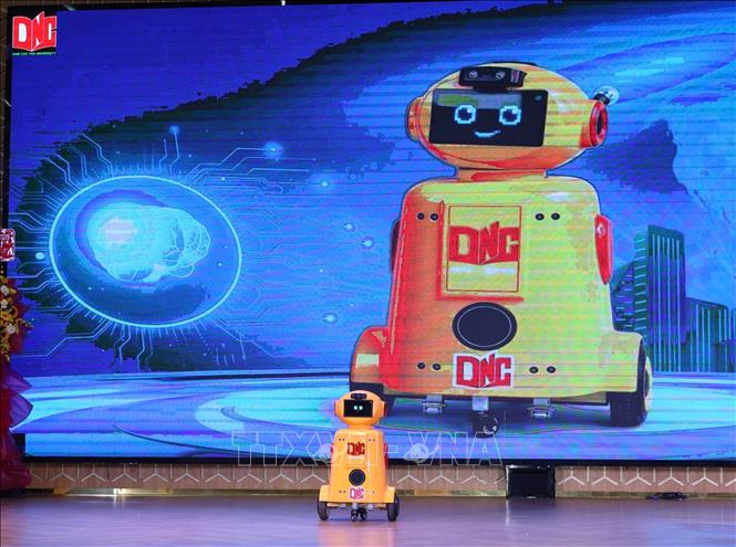 Ra mắt mô hình hình robot MC - Lễ tân. Ảnh: Ánh Tuyết - TTXVN