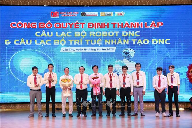 Ra mắt Câu lạc bộ Robot và Trí tuệ nhân tạo DNC. Ảnh: Ánh Tuyết - TTXVN