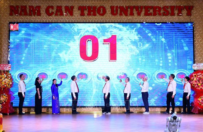 Các đại biểu thực hiện nghi thức bấm nút ra mắt Viện Nghiên cứu robot và Trí tuệ nhân tạo. Ảnh: Ánh Tuyết - TTXVN