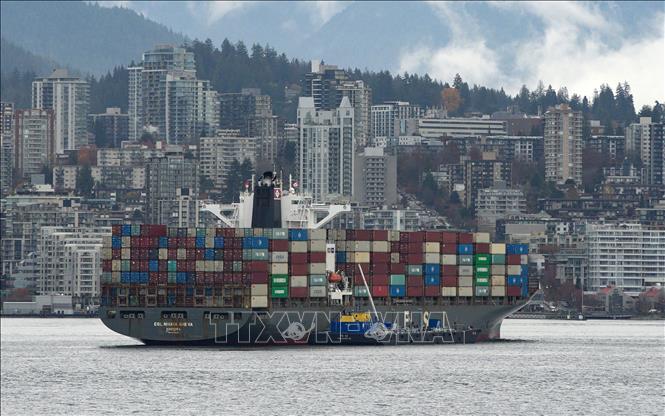 Tàu chở hàng tại cảng ở British Columbia, Canada. Ảnh: THX/TTXVN phát