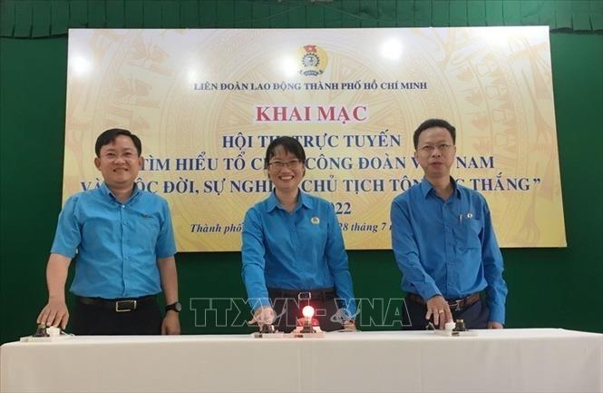 Chủ tịch Liên đoàn Lao động Thành phố Trần Thị Diệu Thúy cùng các đại biểu thực hiện nghi thức khai mạc hội thi trực tuyến “Tìm hiểu tổ chức Công đoàn Việt Nam và cuộc đời, sự nghiệp Chủ tịch Tôn Đức Thắng