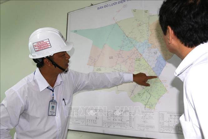 Học tập theo tấm gương của Chủ tịch Tôn Đức Thắng, anh Đỗ Tiến Trung (bên trái), sinh năm 1981, kỹ sư an toàn chuyên trách Công ty Điện lực Hóc Môn đã có 8 sáng kiến cấp Tổng Công ty làm lợi hơn 6,3 tỷ đồng. Ảnh: Thanh Vũ - TTXVN
