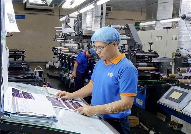 Học tập theo tấm gương của Chủ tịch Tôn Đức Thắng, anh Huỳnh Ngọc Thạch (sinh năm 1986), kỹ sư công nghệ in Tổng Công ty Liksin đã có 27 sáng kiến mang lại lợi nhuận hơn 2 tỉ đồng cho Công ty trong năm 2016 và 2017, đoạt Giải thưởng Tôn Đức Thắng năm 2018. Ảnh: Thanh Vũ - TTXVN