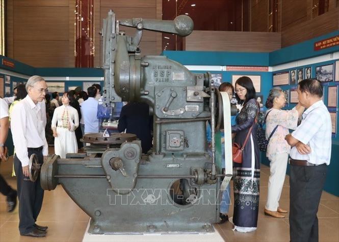 Chiếc máy cơ khí xọc rãnh mà Chủ tịch Tôn Đức Thắng sử dụng trong thời gian làm thợ tại Xưởng Ba Son những năm 1909 - 1912 được trưng bày tại triển lãm chuyên đề “Ba Son - Dòng thời gian” do Bảo tàng Tôn Đức Thắng phối hợp cùng Tổng công ty Ba Son tổ chức, nhân dịp kỷ niệm 136 năm Ngày sinh của Chủ tịch Tôn Đức Thắng (20/8/1888 – 20/8/2024). Ảnh: Thu Hương - TTXVN