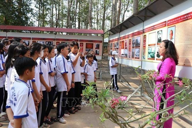 Ngày 10/4/2024, Tại Bảo tàng Văn hóa Dân tộc Khmer tỉnh Trà Vinh, Ban Quản lý Khu lưu niệm Chủ tịch Tôn Đức Thắng (tỉnh An Giang) phối hợp cùng Bảo tàng Tổng hợp tỉnh Trà Vinh tổ chức triển lãm chuyên đề về “Thân thế và sự nghiệp Chủ tịch Tôn Đức Thắng”. Ảnh: Phúc Sơn - TTXVN