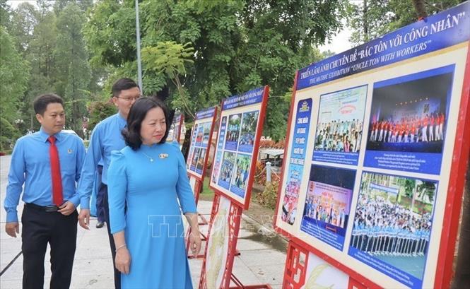 Phó Chủ tịch Thường trực Tổng Liên đoàn Lao động Việt Nam Thái Thu Xương cùng đoàn công tác tham quan triển lãm ảnh chuyên đề Bác Tôn với công nhân được trưng bày trong khuôn viên Khu Lưu niệm Chủ tịch Tôn Đức Thắng ở xã Mỹ Hòa Hưng, thành phố Long Xuyên, tỉnh An Giang (17/7/2024). Ảnh: Công Mạo - TTXVN