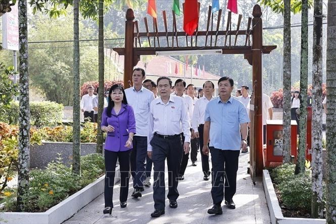 Hướng tới kỷ niệm 80 năm Ngày Tổng tuyển cử đầu tiên bầu Quốc hội Việt Nam (06/1/1946 - 6/1/2026), sáng 11/10/2025, Chủ tịch Quốc hội Trần Thanh Mẫn đến dâng hương, dâng hoa tại Khu lưu niệm Chủ tịch Tôn Đức Thắng ở xã Mỹ Hòa Hưng, tỉnh An Giang. Ảnh: Doãn Tấn - TTXVN