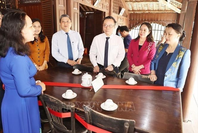 Chủ tịch Quốc hội Nguyễn Thị Kim Ngân tham quan căn nhà thời niên thiếu của Chủ tịch Tôn Đức Thắng trong Khu tưởng niệm Chủ tịch Tôn Đức Thắng (Di tích lịch sử quốc gia đặc biệt) thuộc xã Mỹ Hòa Hưng, thành phố Long Xuyên, tỉnh An Giang (17/3/2021). Ảnh: Trọng Đức - TTXVN