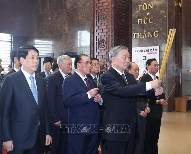 Nhân kỷ niệm 50 năm Ngày Giải phóng miền Nam, thống nhất đất nước (30/4/1975 - 30/4/2025), chiều 29/4/2025, Tổng Bí thư Tô Lâm cùng các đồng chí Lãnh đạo, nguyên Lãnh đạo Đảng, Nhà nước dâng hương tưởng niệm Chủ tịch Tôn Đức Thắng tại Bảo tàng Tôn Đức Thắng (Quận 1, Thành phố Hồ Chí Minh). Ảnh: Thống Nhất - TTXVN 
