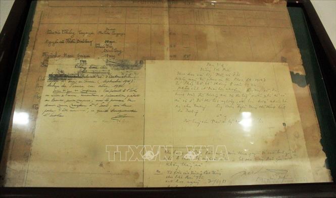 Học bạ của đồng chí Tôn Đức Thắng khi học tại trường Cơ khí Á Châu (1915-1917), nay là Cao đẳng Kỹ thuật Cao Thắng, được trưng bày tại phòng truyền thống nhà trường. Ảnh: Xuân Khu - TTXVN