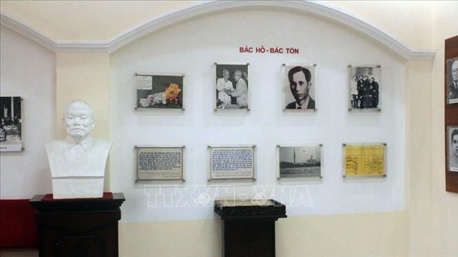 Trong cuộc đời và sự nghiệp hoạt động cách mạng, Chủ tịch Tôn Đức Thắng đã để lại những dấu ấn đậm nét trong các phong trào, hoạt động của nhiều đơn vị. Hai ngôi trường: Cao đẳng kỹ thuật Cao Thắng - nơi Bác Tôn có thời gian gắn bó để trở thành người thợ cơ khí và Đại học Tôn Đức Thắng - ngôi trường được vinh dự mang tên ông trong suốt sự nghiệp trồng người, phục vụ đất nước. Ảnh: Xuân Khu - TTXVN