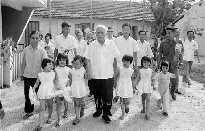 Chủ tịch nước Tôn Đức Thắng thăm các cháu Nhà trẻ 20/10 (Hà Nội), ngày 26/09/1977, nhân dịp Tết Trung thu. Ảnh: Kim Hùng - TTXVN