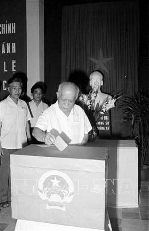 Chủ tịch nước Tôn Đức Thắng bỏ phiếu bầu cử Hội đồng nhân dân các cấp tại khu vực bỏ phiếu số 14, đơn vị bầu cử 2 khu phố Ba Đình, Hà Nội, sáng 15/05/1977. Ảnh: Kim Hùng - TTXVN