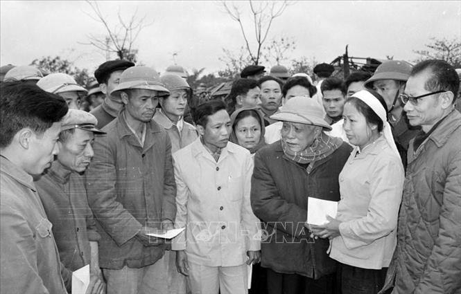 Chủ tịch nước Tôn Đức Thắng thăm hỏi gia đình chị Đỗ Thị The và gia đình ông Phạm Văn Tiến, ở 26 ngõ Tô Tiến, phố Khâm Thiên, Hà Nội, ngày 1/1/1973. Ảnh: Văn Bảo - TTXVN