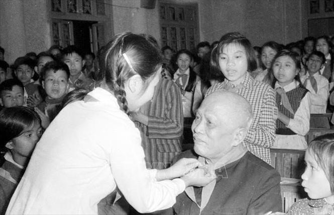 Phó Chủ tịch nước Tôn Đức Thắng với thiếu niên nhi đồng tại Đại hội Cháu ngoan Bác Hồ của Thủ đô Hà Nội, tháng 01/1968. Ảnh: Thế Trung - TTXVN