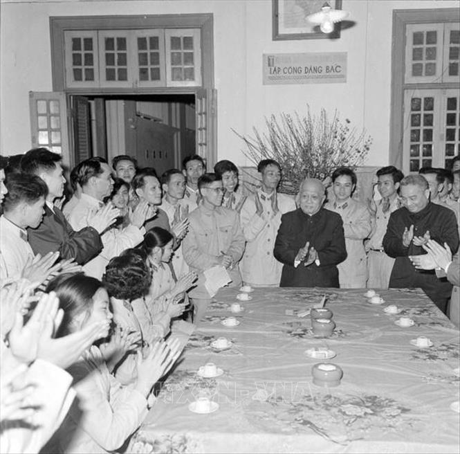 Phó Chủ tịch nước Tôn Đức Thắng đến thăm đơn vị Cảnh sát nhân dân Hà Nội nhân dịp Tết Mậu Thân 1968. Ảnh: Ngọc Khanh - TTXVN