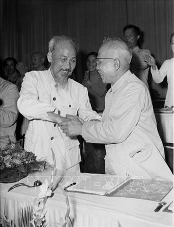 Chủ tịch Hồ Chí Minh chúc mừng đồng chí Tôn Đức Thắng được bầu giữ chức Phó Chủ tịch nước tại Kỳ họp thứ nhất, Quốc hội khóa II (07/1960). Ảnh: Tư liệu TTXVN
