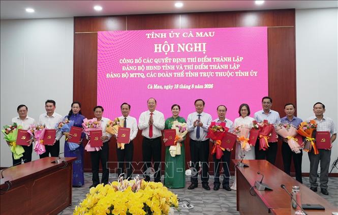 Lãnh đạo Tỉnh ủy Cà Mau trao các quyết định công bố thành lập 2 Đảng bộ trực thuộc Tỉnh ủy. Ảnh: Trung Hiếu-TTXVN