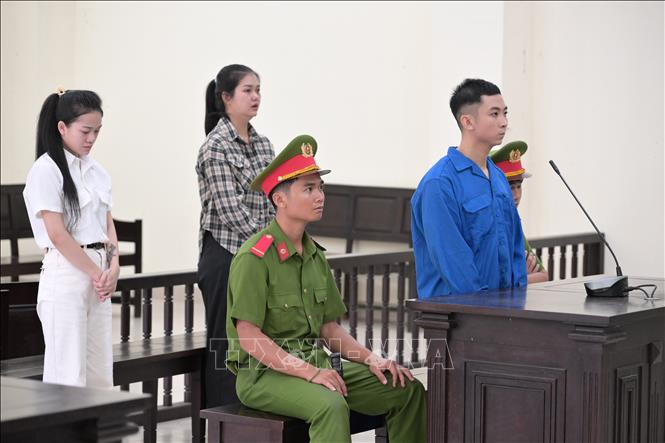 Các bị cáo Phan Trọng Hiếu, Nguyễn Thị Hào và Tô Hạnh Nhi tại phiên tòa xét xử sơ thẩm. Ảnh: TTXVN phát
