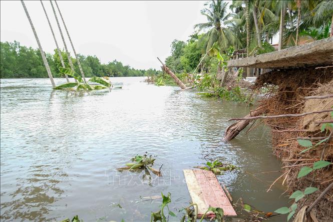 Một tuyến đường bê tông bị sụp xuống sông tại xã An Lạc Thôn, thành phố Cần Thơ. Ảnh: Thanh Liêm - TTXVN