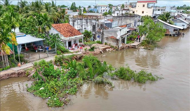 Điểm sạt lở bờ sông ở xã Thới An Hội, thành phố Cần Thơ khiến giao thông qua khu vực dân cư bị chia cắt. Ảnh: Thanh Liêm - TTXVN
