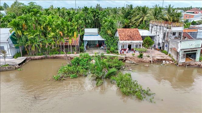 Tuyến đường giao thông bị sụp xuống sông tại điểm sạt lở ở xã Thới An Hội, thành phố Cần Thơ. Ảnh: Thanh Liêm - TTXVN