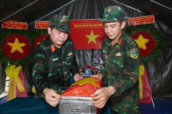 Công tác tìm kiếm, quy tập hài cốt liệt sĩ tại khu mộ tập thể ở ấp Lạc An 3, xã Thường Tân. Ảnh: TTXVN phát