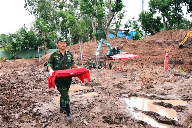 Quy tập hài cốt liệt sĩ tại khu vực B, công viên Lê Thị Riêng. Ảnh: TTXVN phát