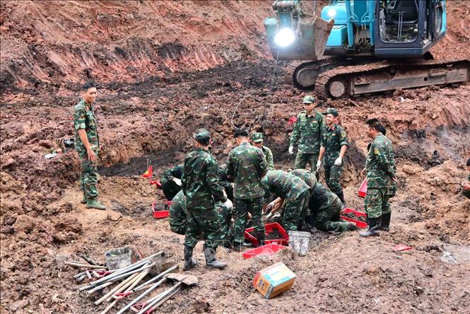 Công tác tìm kiếm, quy tập hài cốt liệt sĩ tại khu vực B, công viên Lê Thị Riêng. Ảnh: TTXVN phát