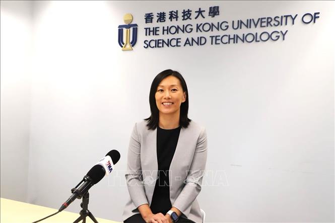 Giáo sư Emily M. Nason, Giám đốc Tuyển sinh Đại học Khoa học và Công nghệ Hong Kong (HKUST) trao đổi với phóng viên TTXVN tại Hong Kong về định hướng đào tạo đáp ứng sự biến đổi nhanh chóng của thế giới. Ảnh: Lê Anh - PV TTXVN tại Hong Kong, Trung Quốc