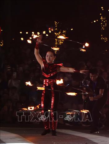 Nghệ sỹ biểu diễn múa lửa. Ảnh: Trịnh Duy Hưng - TTXVN