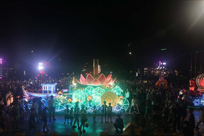 Hàng nghìn người dân hòa mình vào lễ hội Carnival rực rỡ sắc màu. Ảnh: Trịnh Duy Hưng-TTXVN
