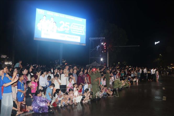 Người dân đội mưa hoà mình vào lễ hội Carnival rực rỡ sắc màu. Ảnh: Trịnh Duy Hưng-TTXVN