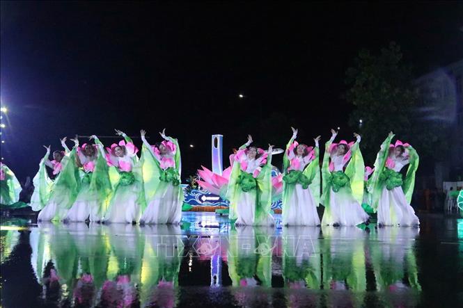 Các nghệ sỹ đội mưa biểu tiết mục văn nghệ đặc sắc. Ảnh: Trịnh Duy Hưng - TTXVN
