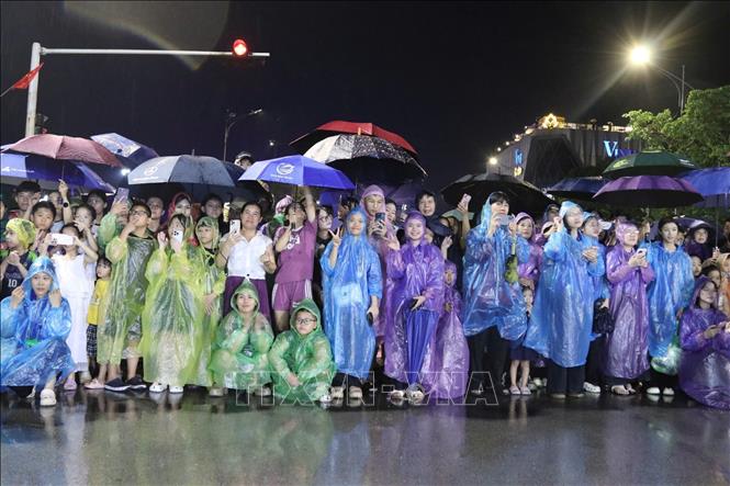 Người dân đội mưa hoà mình vào lễ hội Carnival rực rỡ sắc màu. Ảnh: Trịnh Duy Hưng - TTXVN
