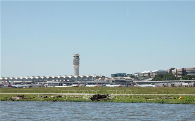 Máy bay của hãng hàng không American Airlines đậu tại sân bay quốc gia Ronald Reagan Washington (DCA), thủ đô Washington, D.C. (Mỹ). Ảnh: Ngọc Quang – PV TTXVN tại Mỹ