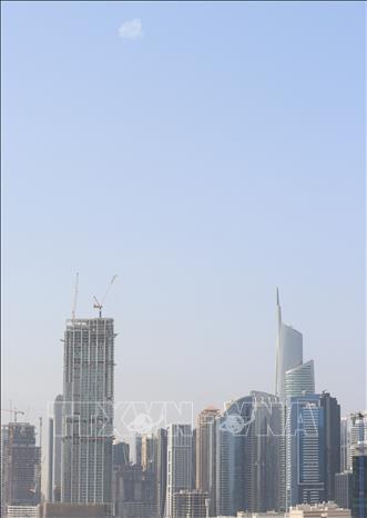 Bầu trời Dubai, Các Tiểu vương quốc Arập Thống nhất, ngày 1/3/2026. Bộ Quốc phòng UAE cho biết hệ thống phòng không nước này đã đánh chặn và phá hủy một loạt tên lửa và máy bay không người lái mới được phóng từ Iran. Ảnh: THX/TTXVN phát  