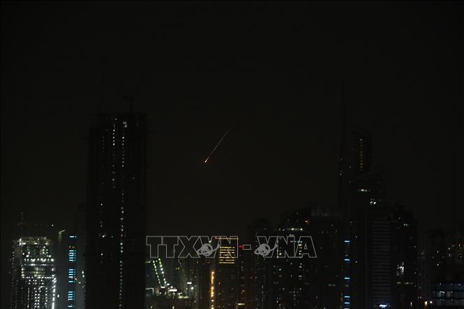 Vệt sáng tên lửa trên bầu trời Dubai, Các Tiểu vương quốc Arập Thống nhất, ngày 28/2/2026. Bộ Quốc phòng UAE cho biết hệ thống phòng không nước này đã đánh chặn một loạt tên lửa được phóng từ Iran. Ảnh: THX/TTXVN phát  