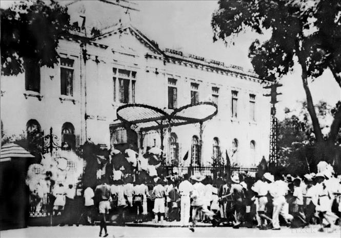  Quần chúng cách mạng và tự vệ chiếm Phủ Khâm sai (Bắc Bộ phủ), ngày 19/8/1945. Cách mạng tháng Tám thành công tại Hà Nội. Ảnh: Tư liệu TTXVN