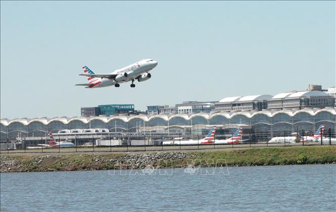 Máy bay của hãng hàng không American Airlines cất cánh tại sân bay quốc gia Ronald Reagan Washington (DCA), thủ đô Washington, D.C. (Mỹ). Ảnh: Ngọc Quang – PV TTXVN tại Mỹ