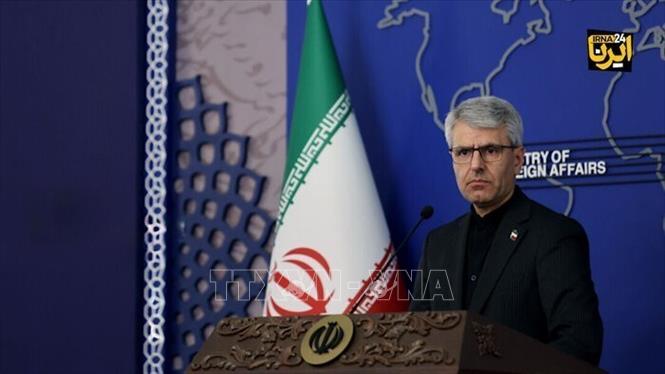 Người phát ngôn Bộ Ngoại giao Iran Esmaeil Baqaei trong cuộc họp báo tuần tại Tehran ngày 17/8/2026. Ảnh: IRNA/TTXVN phát
