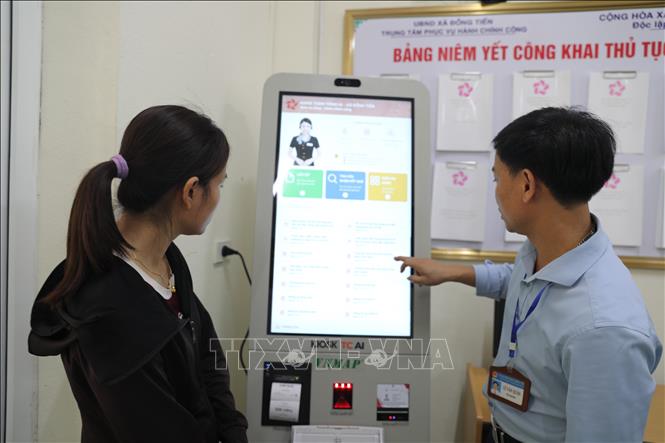 Với màn hình lớn, giao diện trực quan, hệ thống Kiosk AI giúp người dân tra cứu thủ tục; quét căn cước công dân, giấy tờ liên quan; nhận diện khuôn mặt và tự động điền một số thông tin đã được xác thực. Ảnh: Khiếu Tư - TTXVN
