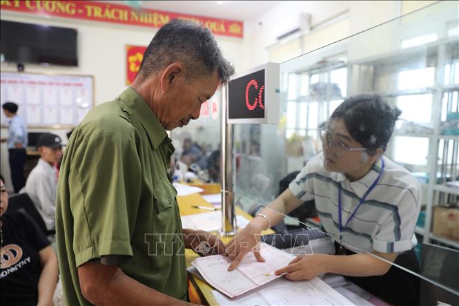 Việc ứng dụng Kiosk AI giúp quá trình tiếp nhận, xử lý hồ sơ cho người dân, doanh nghiệp thuận tiện hơn. Ảnh: Khiếu Tư - TTXVN
